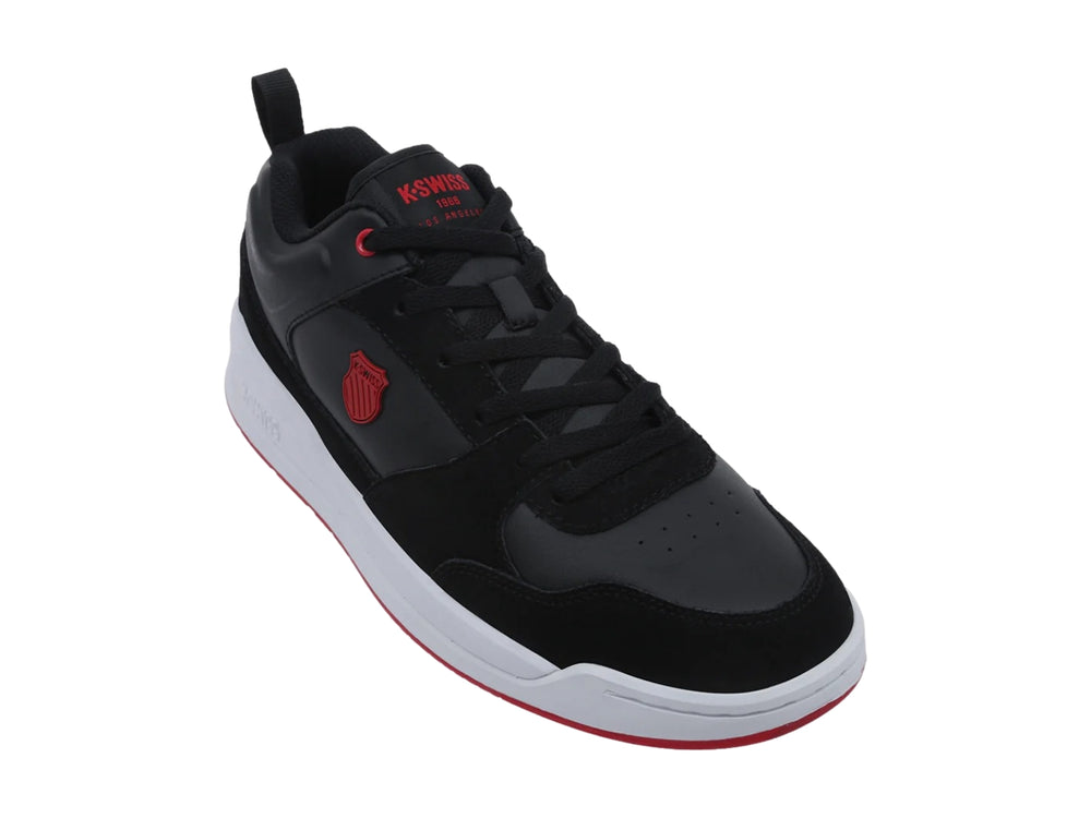 Tenis K-Swiss color negro con suela blanca y detalles en rojo, diseño deportivo casual.