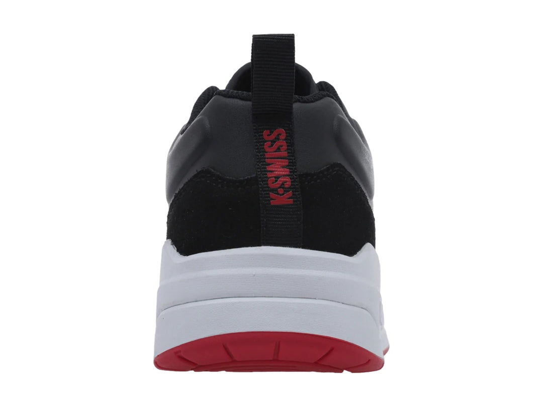 Tenis K-Swiss color negro con suela blanca y detalles en rojo, diseño deportivo casual.