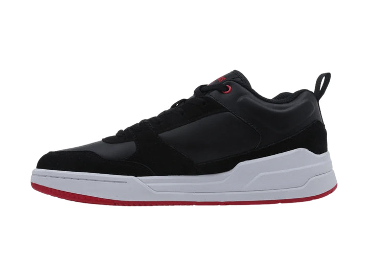 Tenis K-Swiss color negro con suela blanca y detalles en rojo, diseño deportivo casual.