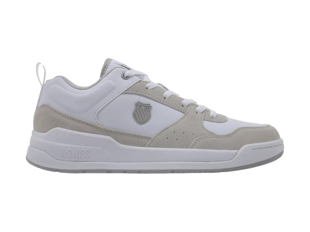 Tenis K-Swiss de corte bajo en color blanco con detalles en gamuza gris claro y suela blanca.