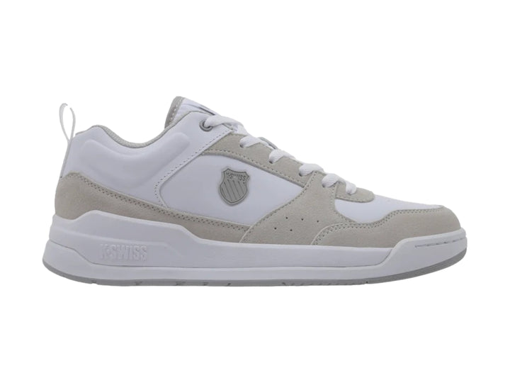 Tenis K-Swiss de corte bajo en color blanco con detalles en gamuza gris claro y suela blanca.