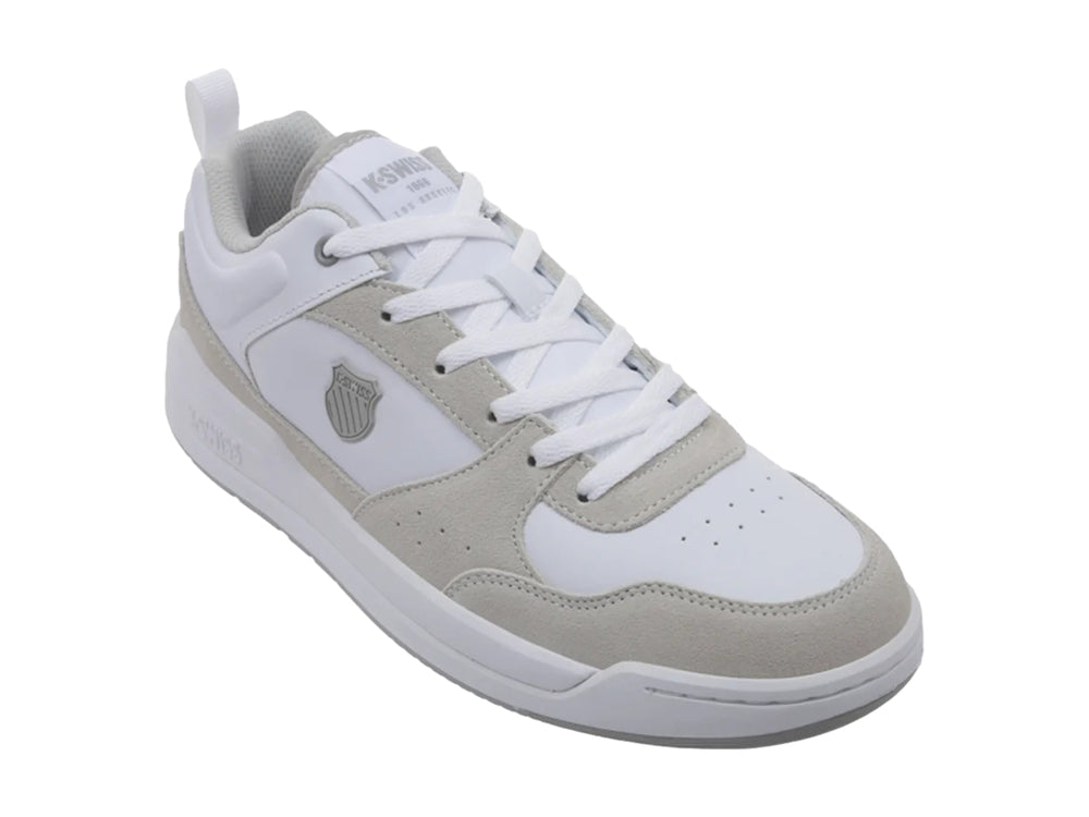 Tenis K-Swiss de corte bajo en color blanco con detalles en gamuza gris claro y suela blanca.