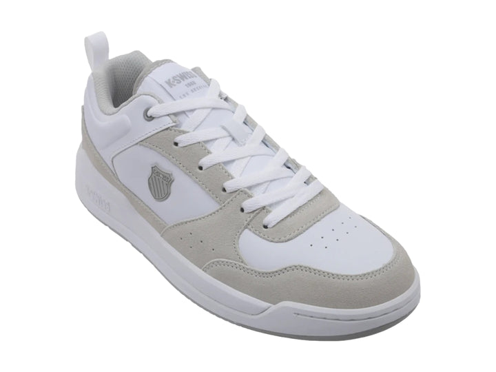 Tenis K-Swiss de corte bajo en color blanco con detalles en gamuza gris claro y suela blanca.