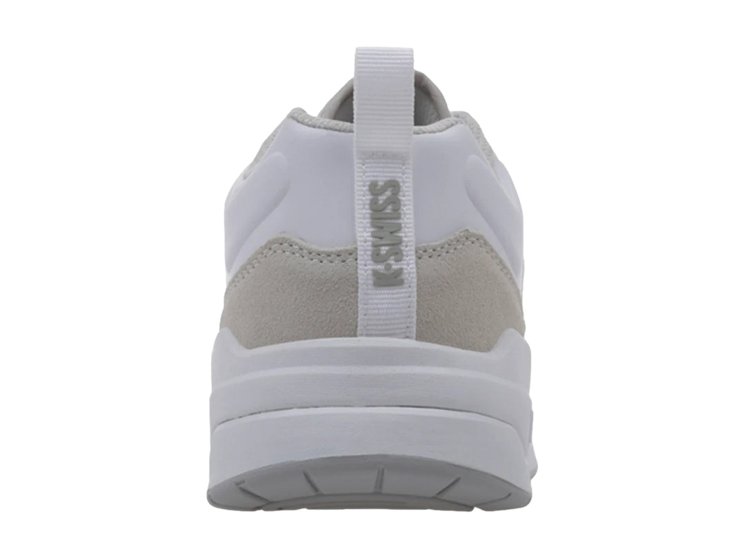 Tenis K-Swiss de corte bajo en color blanco con detalles en gamuza gris claro y suela blanca.