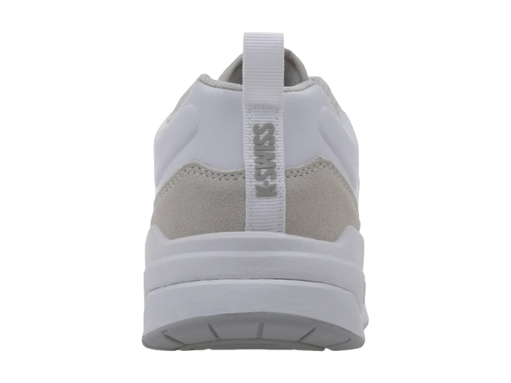 Tenis K-Swiss de corte bajo en color blanco con detalles en gamuza gris claro y suela blanca.