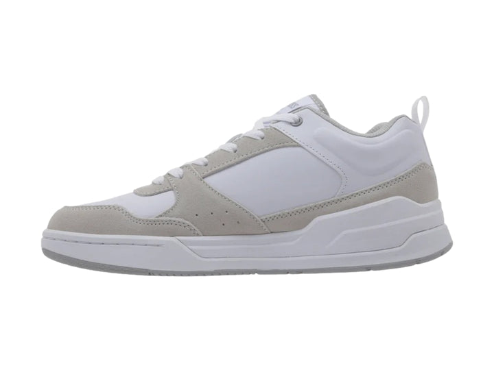 Tenis K-Swiss de corte bajo en color blanco con detalles en gamuza gris claro y suela blanca.