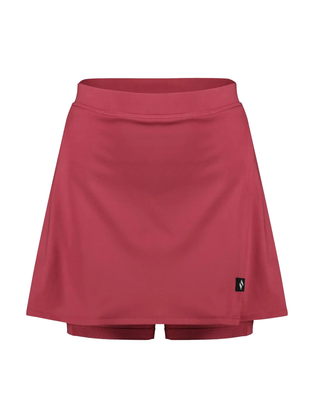 Mujer vistiendo una falda short deportiva de color rojo marca Skechers.