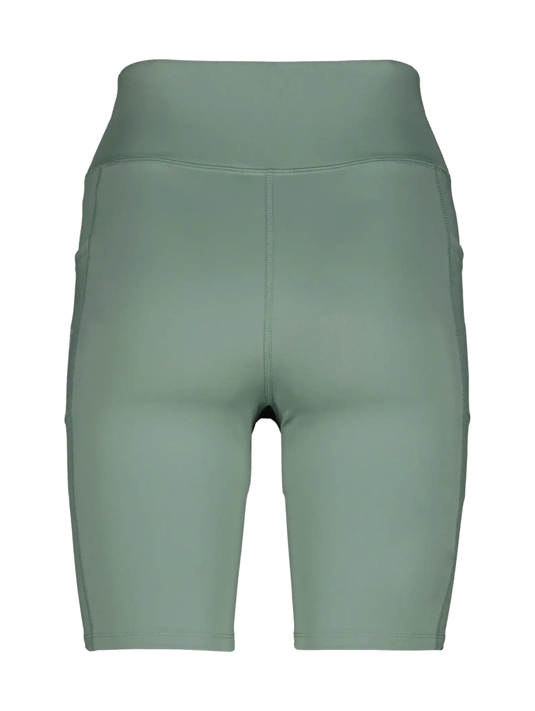 Mujer vistiendo biker shorts de color verde claro de cintura alta y calzado deportivo gris.