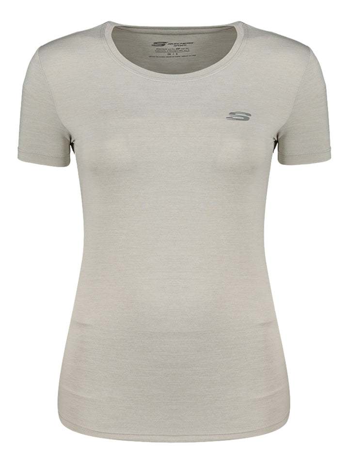 Playera deportiva Skechers de color gris claro, manga corta y corte ajustado.