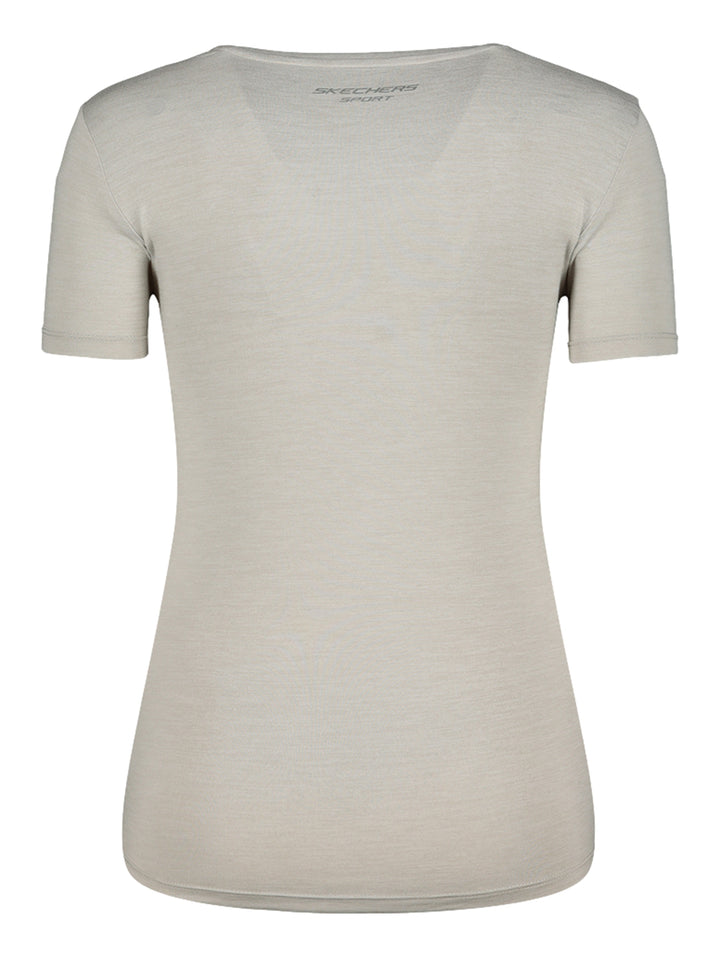 Playera deportiva Skechers de color gris claro, manga corta y corte ajustado.