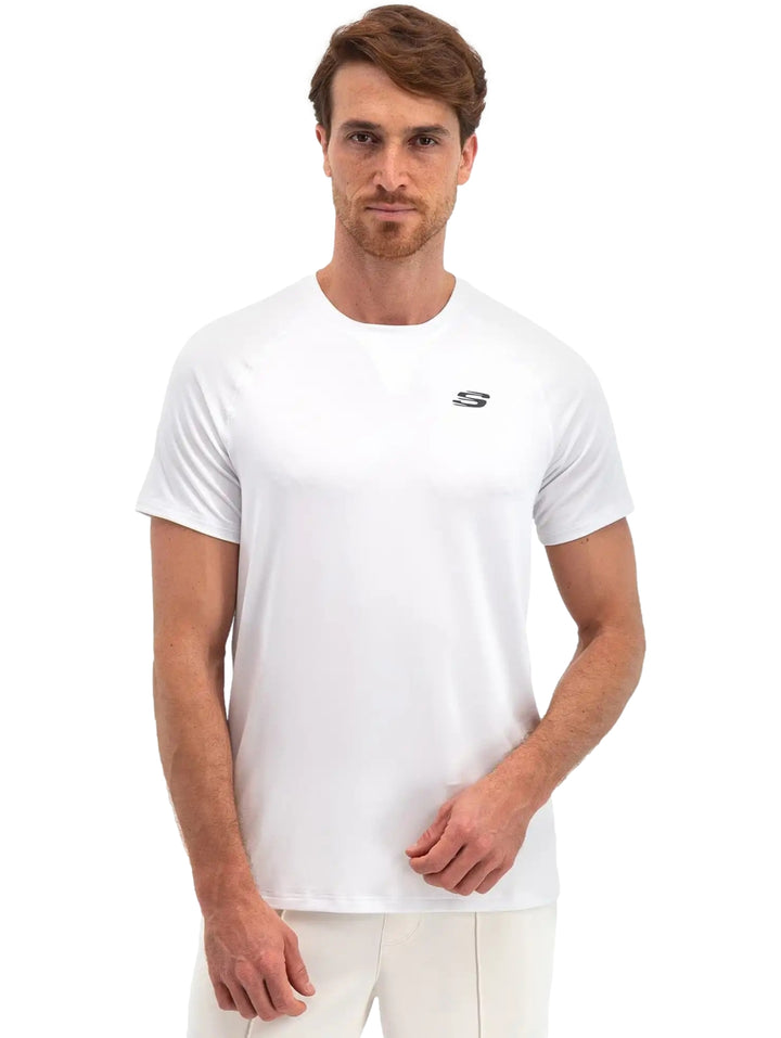 Hombre vistiendo una playera deportiva blanca de manga corta marca Skechers.