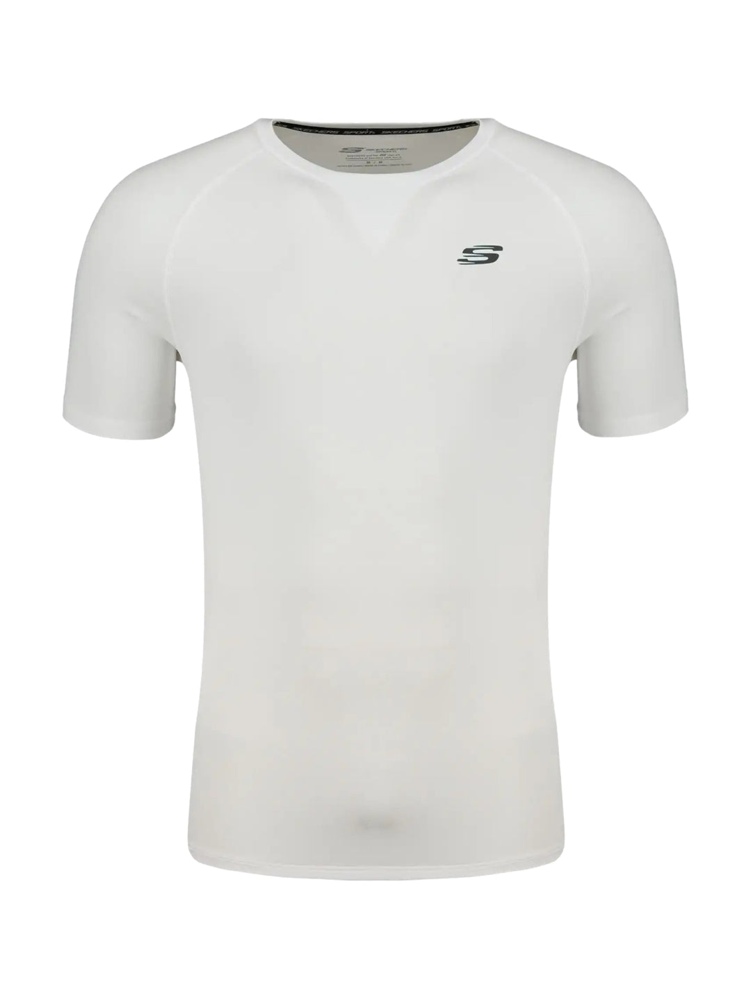 Hombre vistiendo una playera deportiva blanca de manga corta marca Skechers.