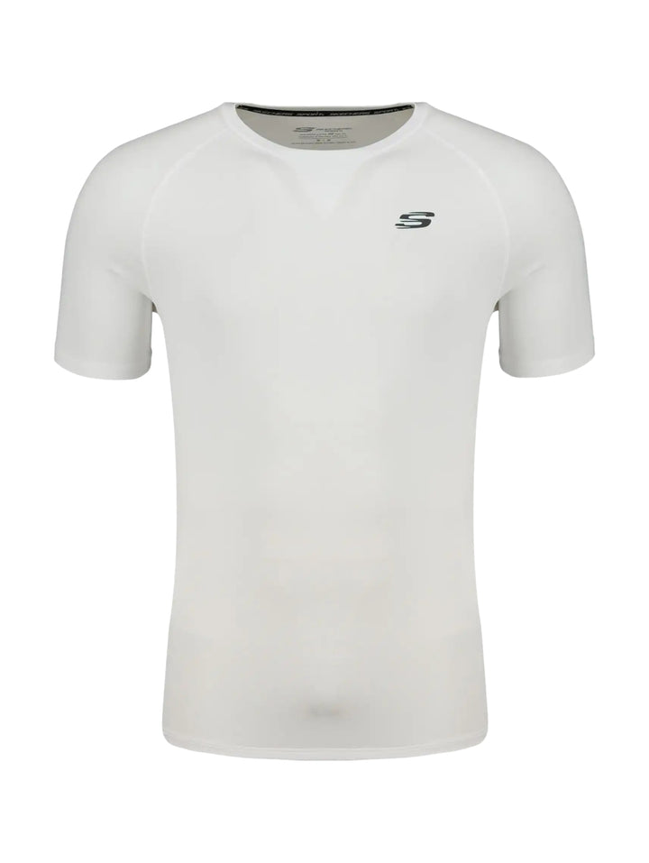 Hombre vistiendo una playera deportiva blanca de manga corta marca Skechers.