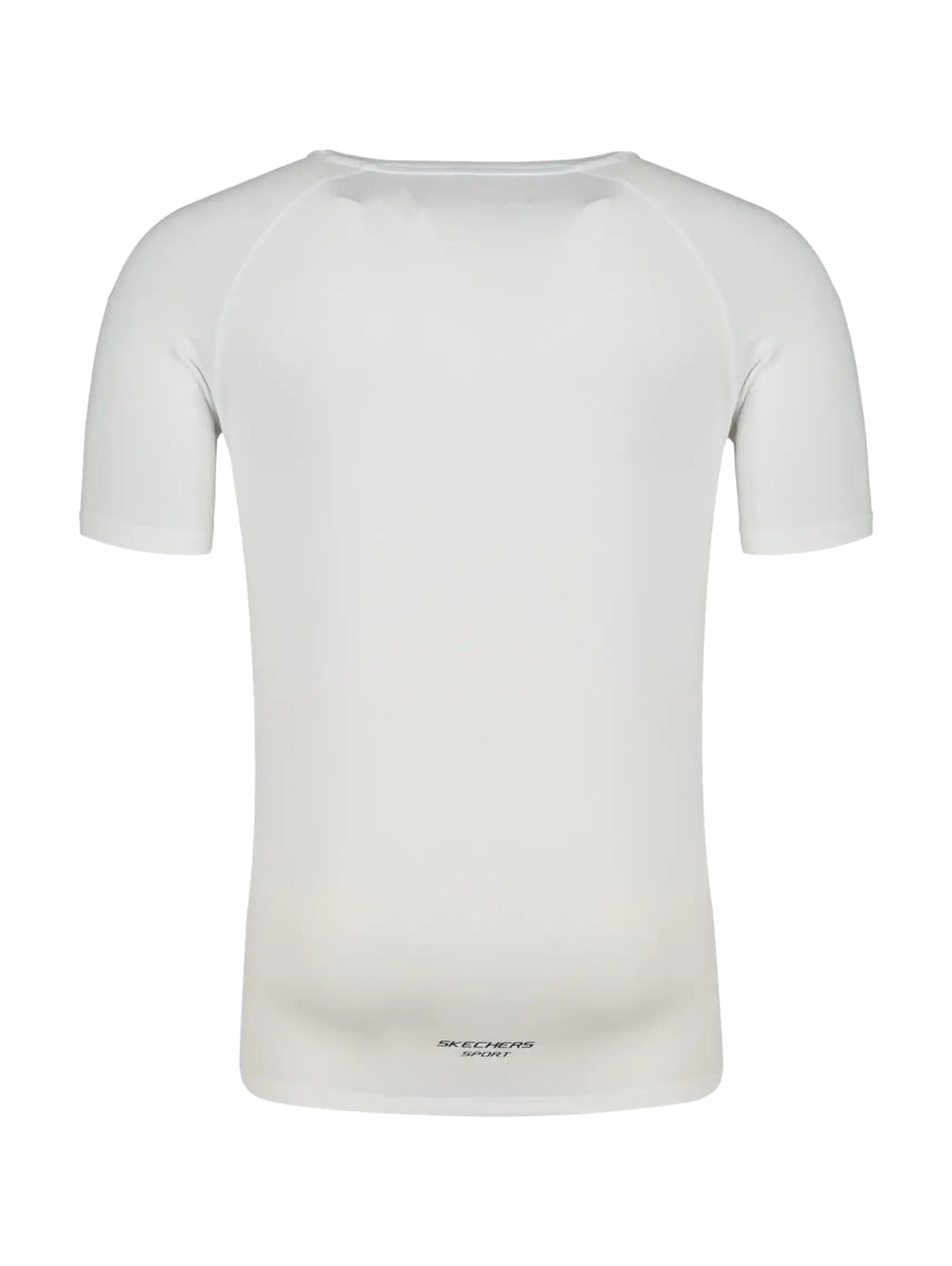 Hombre vistiendo una playera deportiva blanca de manga corta marca Skechers.