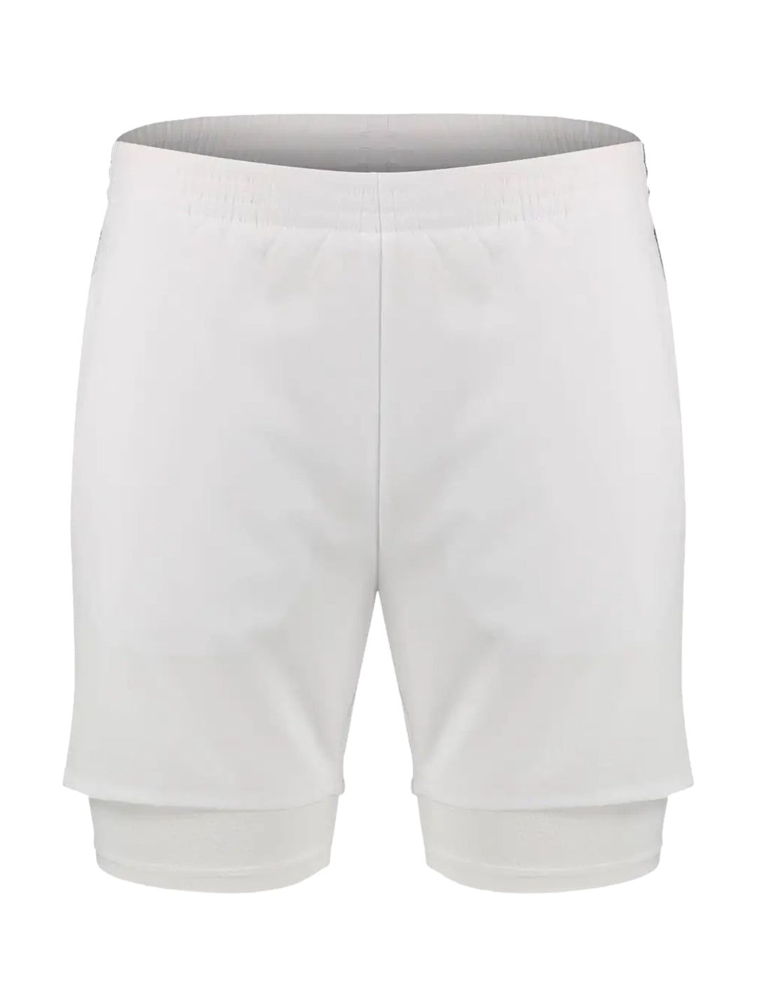 Hombre vistiendo shorts deportivos blancos de Skechers con forro interno ajustado.