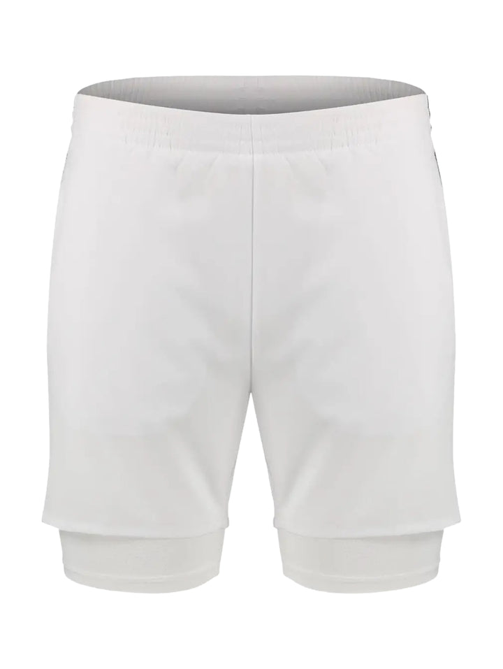 Hombre vistiendo shorts deportivos blancos de Skechers con forro interno ajustado.
