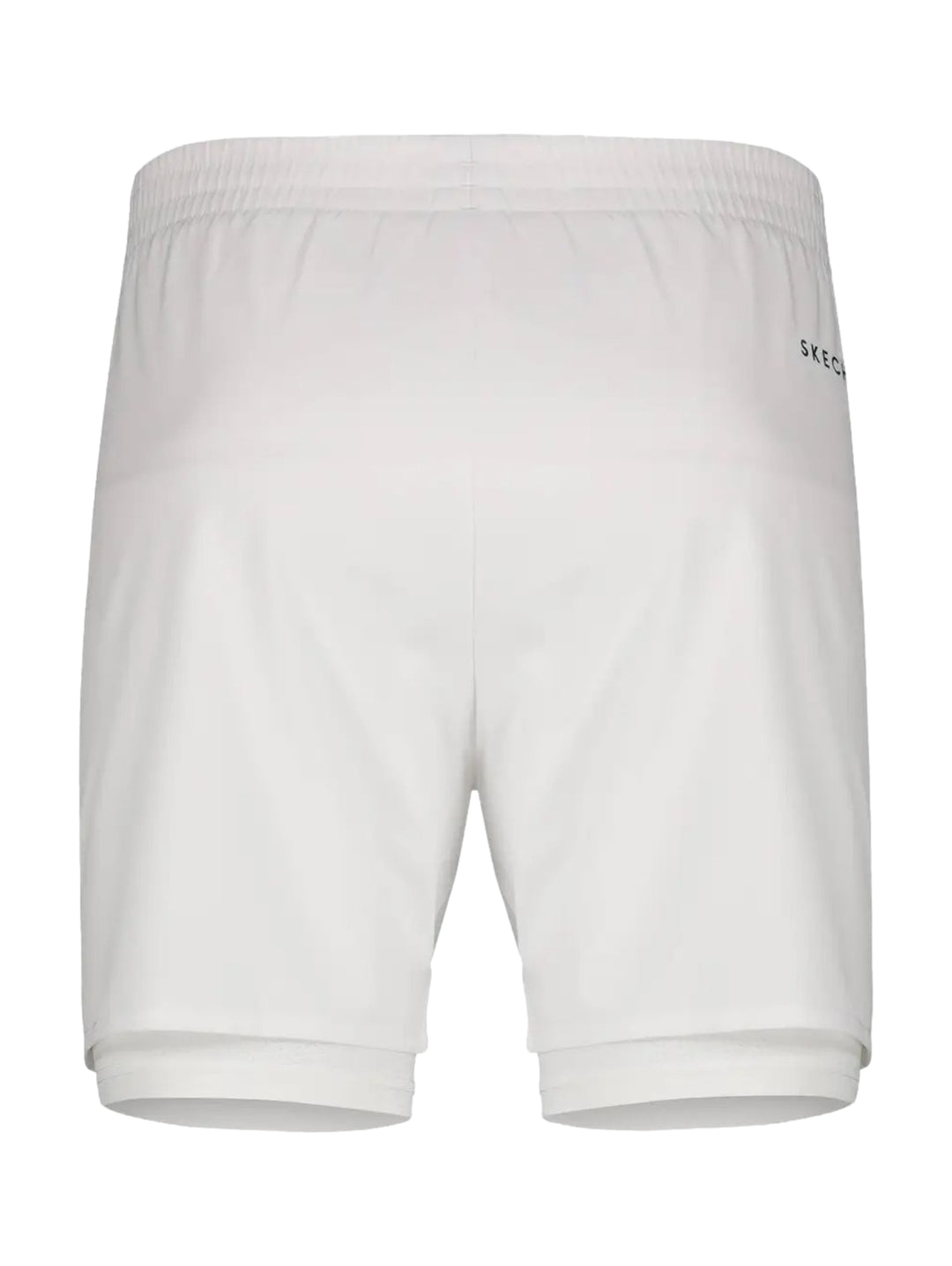 Hombre vistiendo shorts deportivos blancos de Skechers con forro interno ajustado.
