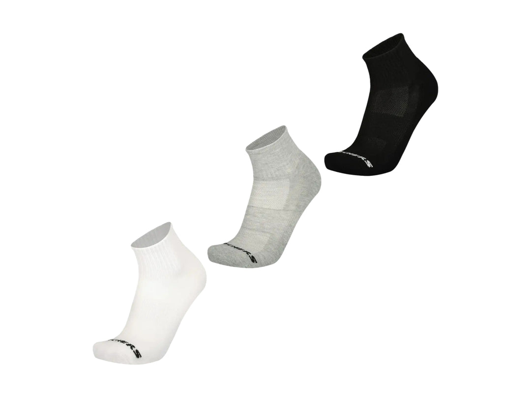Set de tres calcetines deportivos Skechers en colores blanco, gris y negro.