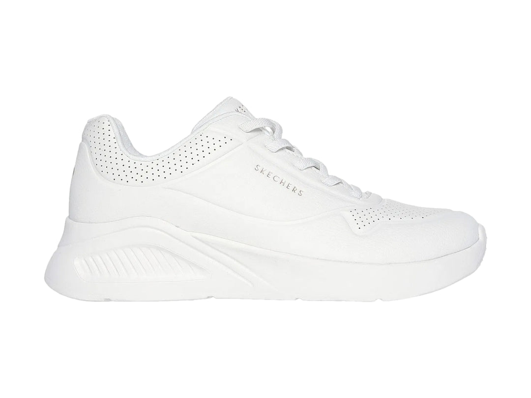 Tenis Skechers color blanco total con suela ancha y detalles perforados en la parte superior.