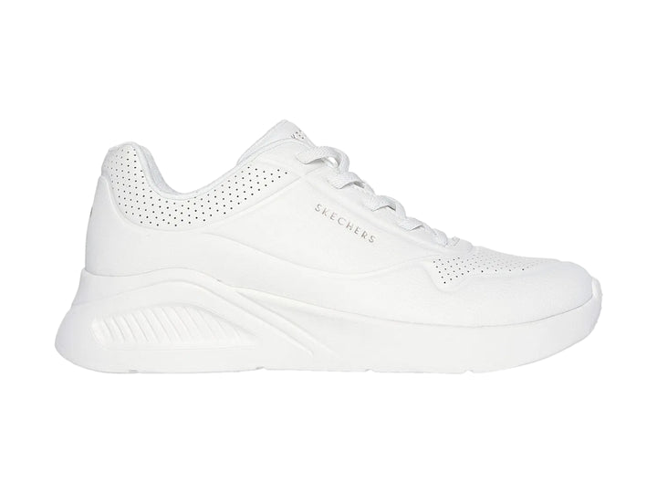 Tenis Skechers color blanco total con suela ancha y detalles perforados en la parte superior.