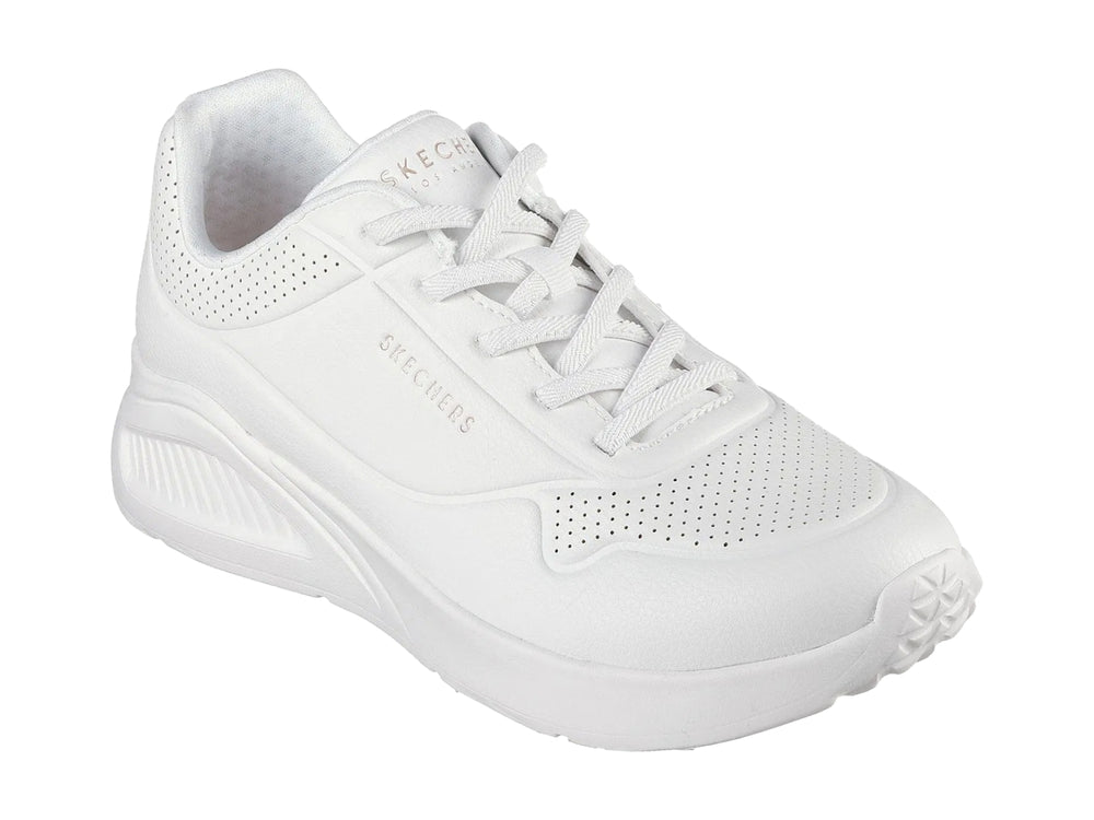 Tenis Skechers color blanco total con suela ancha y detalles perforados en la parte superior.