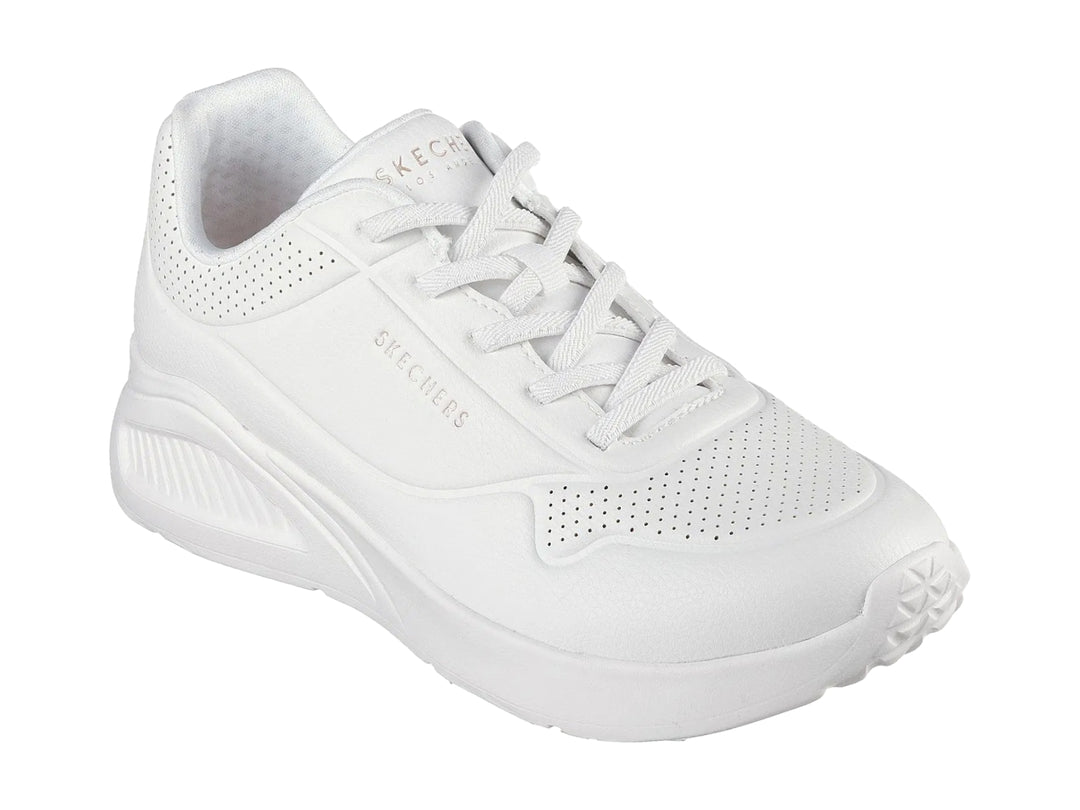 Tenis Skechers color blanco total con suela ancha y detalles perforados en la parte superior.
