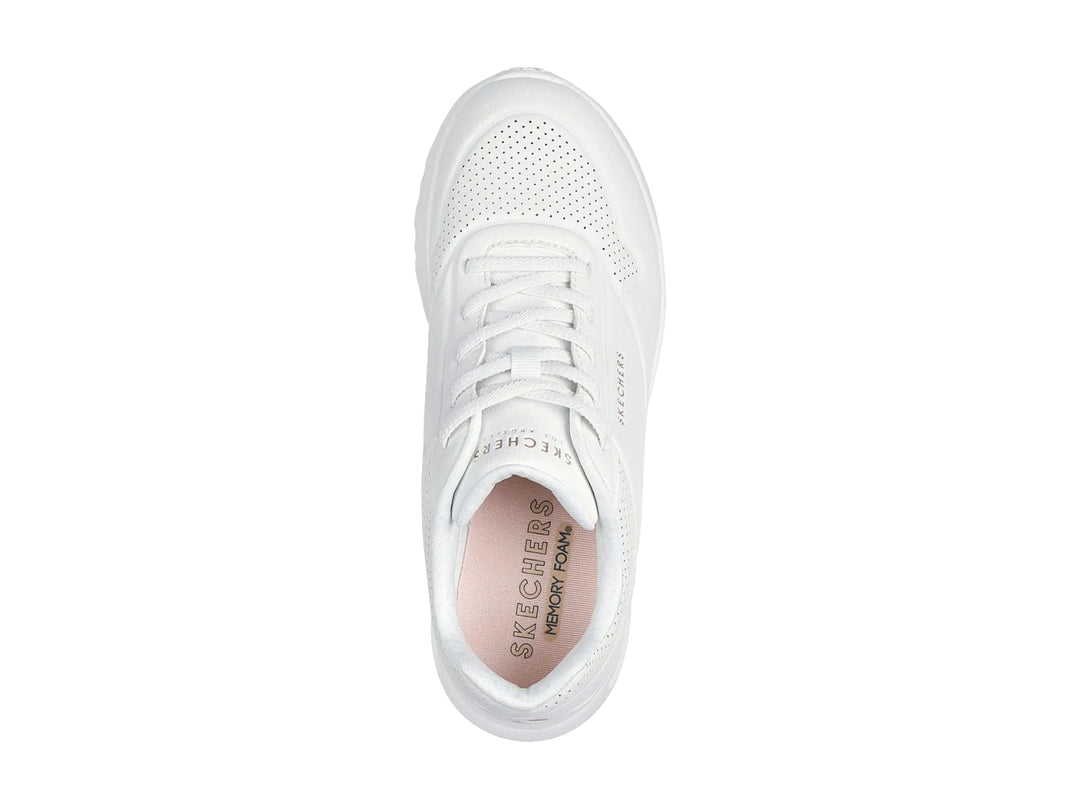 Tenis Skechers color blanco total con suela ancha y detalles perforados en la parte superior.