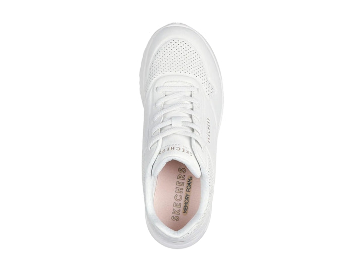 Tenis Skechers color blanco total con suela ancha y detalles perforados en la parte superior.