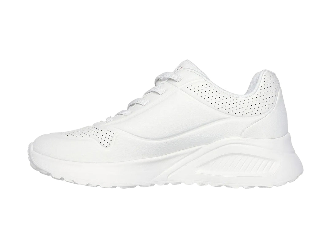 Tenis Skechers color blanco total con suela ancha y detalles perforados en la parte superior.