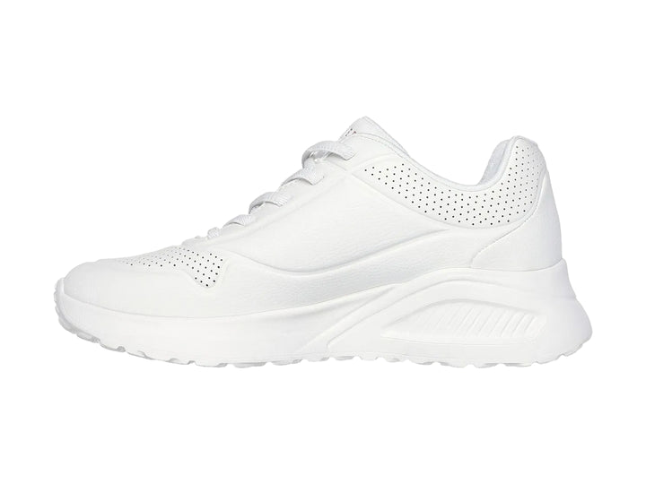 Tenis Skechers color blanco total con suela ancha y detalles perforados en la parte superior.