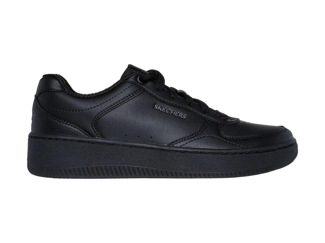 Tenis Skechers Sport Court 2.0 en color negro total con suela ancha y cordones.
