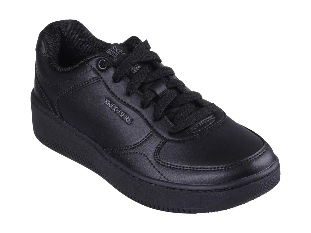 Tenis Skechers Sport Court 2.0 en color negro total con suela ancha y cordones.