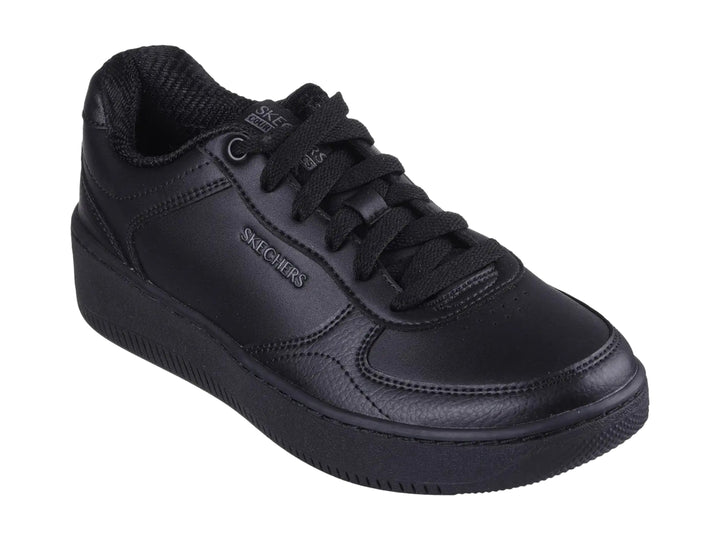 Tenis Skechers Sport Court 2.0 en color negro total con suela ancha y cordones.