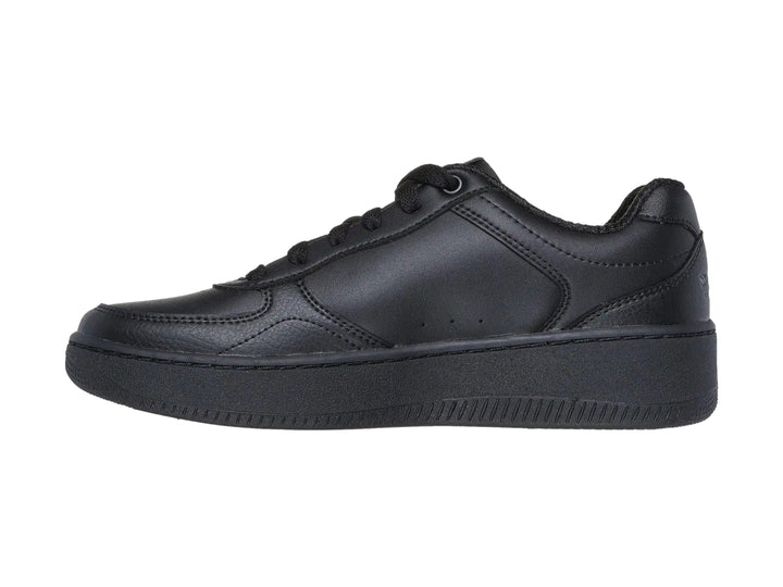 Tenis Skechers Sport Court 2.0 en color negro total con suela ancha y cordones.