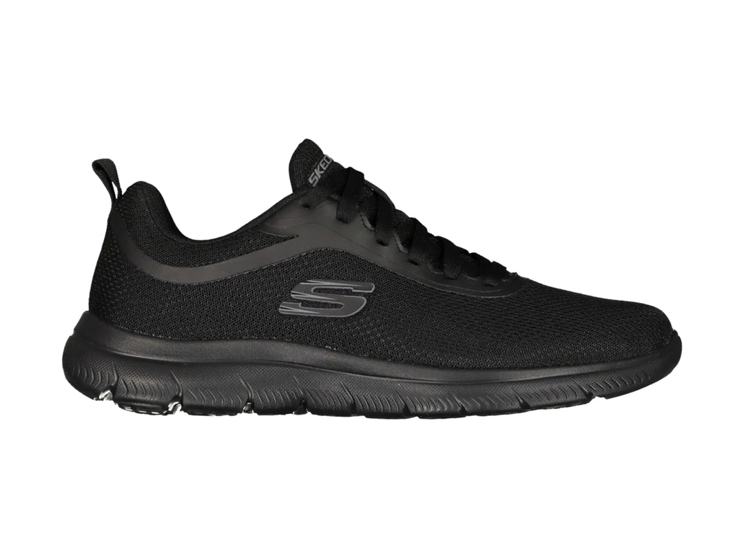Tenis deportivos Skechers color negro con tejido de malla y suela flexible.