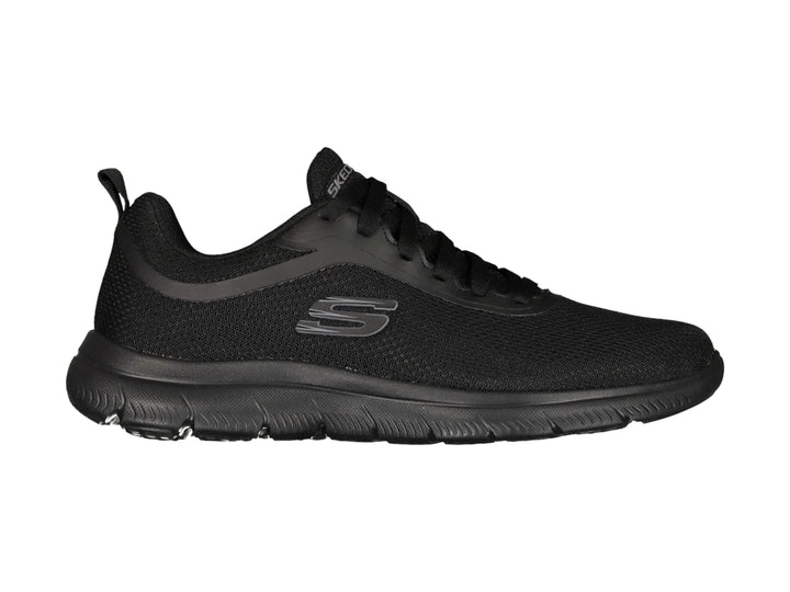 Tenis deportivos Skechers color negro con tejido de malla y suela flexible.