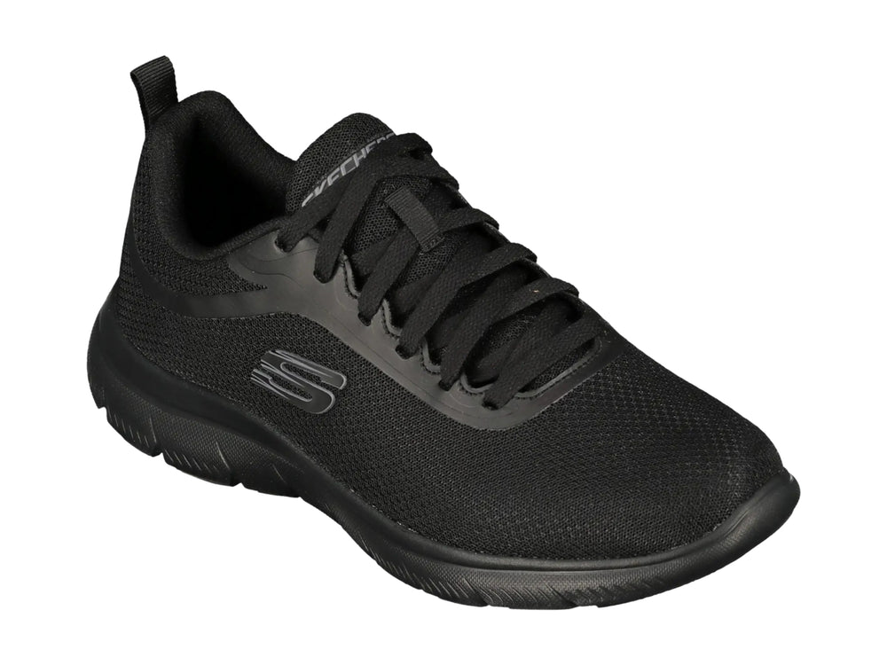 Tenis deportivos Skechers color negro con tejido de malla y suela flexible.