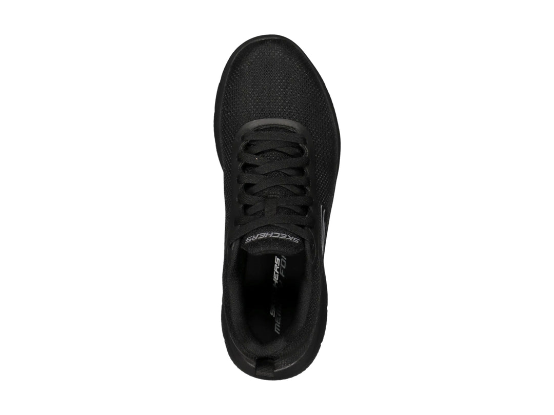 Tenis deportivos Skechers color negro con tejido de malla y suela flexible.