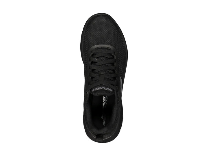 Tenis deportivos Skechers color negro con tejido de malla y suela flexible.
