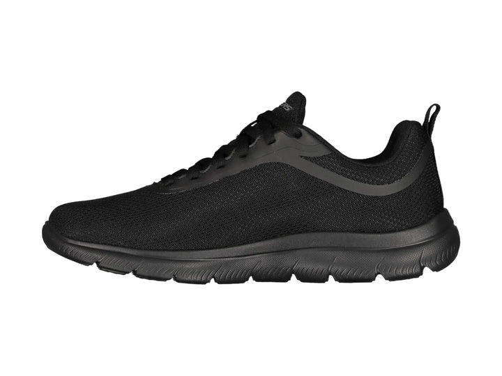 Tenis deportivos Skechers color negro con tejido de malla y suela flexible.