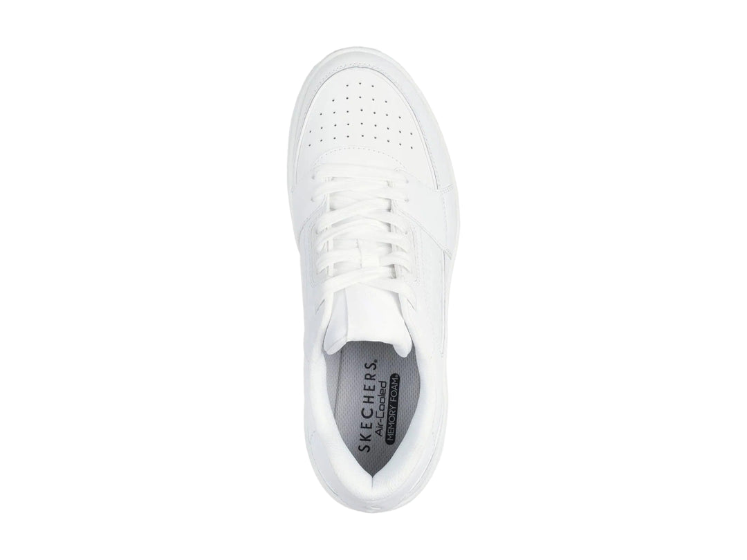 Tenis Skechers Uno Court color blanco con suela de plataforma y amortiguación de aire visible en el talón.