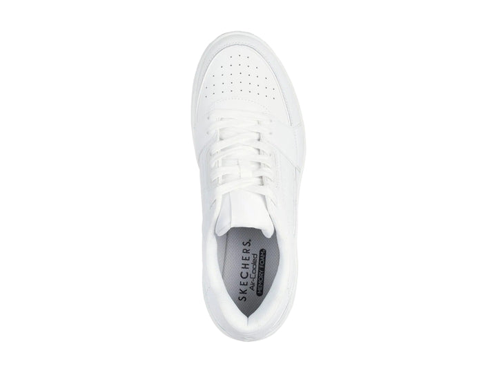 Tenis Skechers Uno Court color blanco con suela de plataforma y amortiguación de aire visible en el talón.