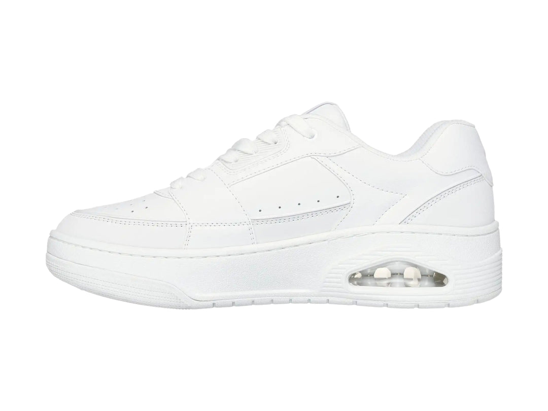 Tenis Skechers Uno Court color blanco con suela de plataforma y amortiguación de aire visible en el talón.