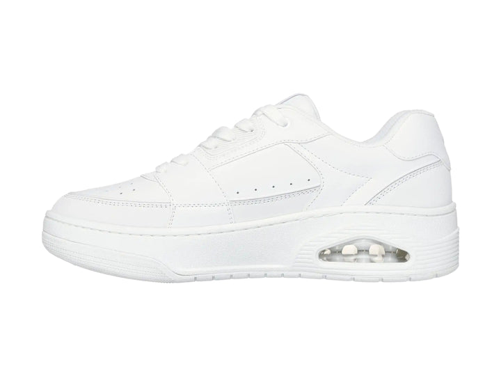 Tenis Skechers Uno Court color blanco con suela de plataforma y amortiguación de aire visible en el talón.