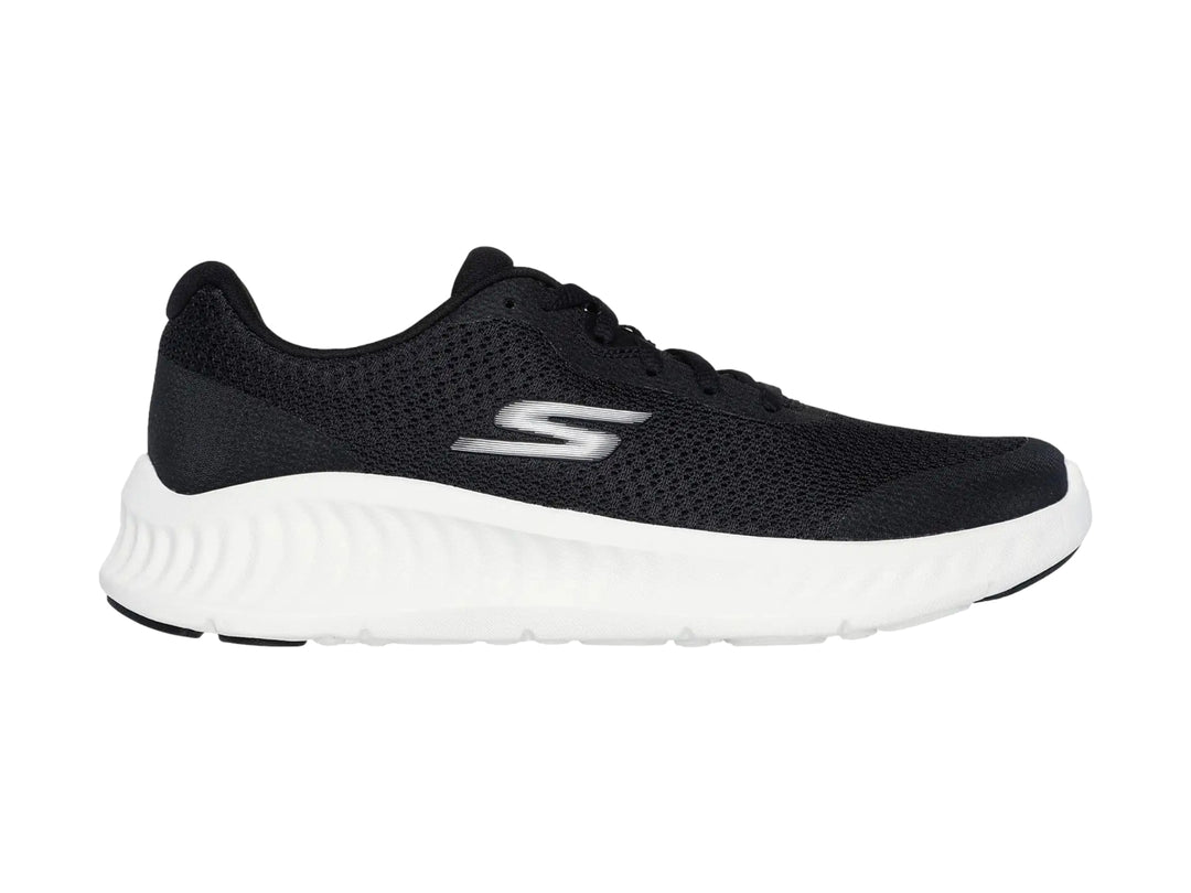 Tenis deportivos Skechers color negro con suela blanca y tejido de malla.