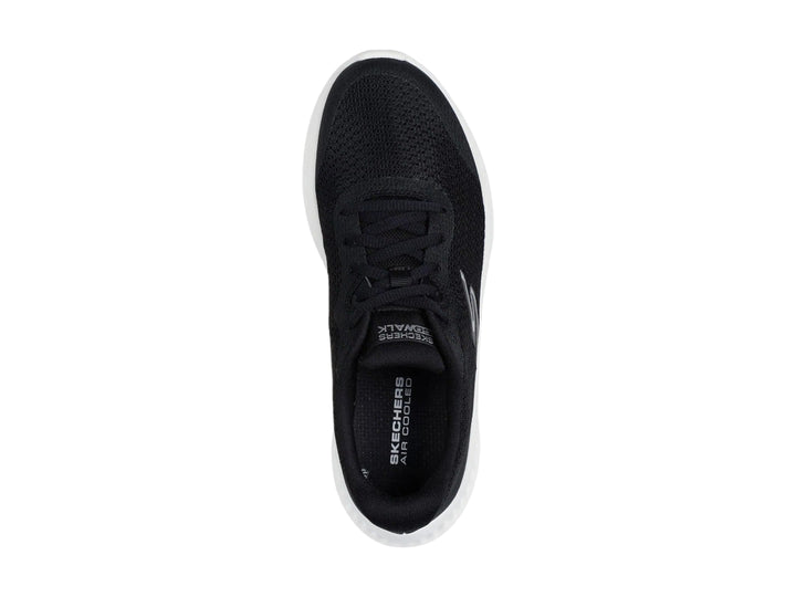 Tenis deportivos Skechers color negro con suela blanca y tejido de malla.