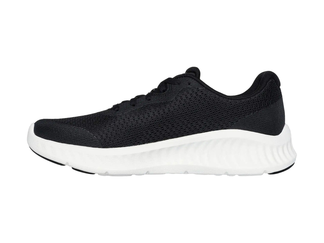 Tenis deportivos Skechers color negro con suela blanca y tejido de malla.