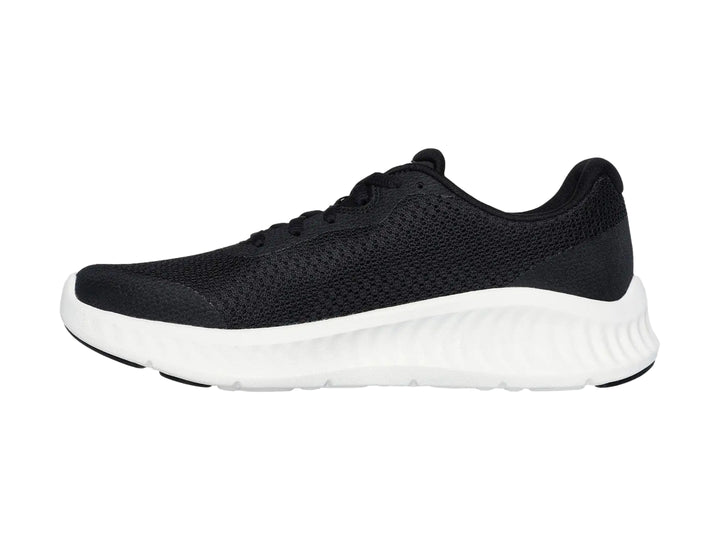 Tenis deportivos Skechers color negro con suela blanca y tejido de malla.