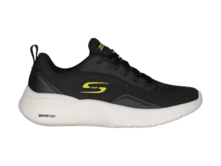 Tenis deportivos Skechers color negro con suela blanca y logotipo amarillo en el lateral.
