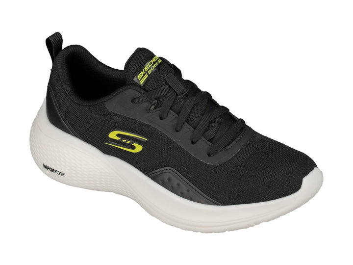 Tenis deportivos Skechers color negro con suela blanca y logotipo amarillo en el lateral.